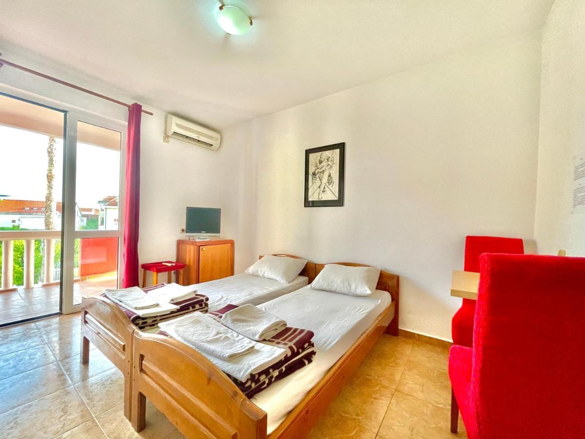 ホテル Vila L ブドヴァ エクステリア 写真
